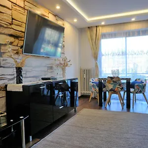 Charming Ac 2-bedroom Center Family, Couples Friendly Appartamento